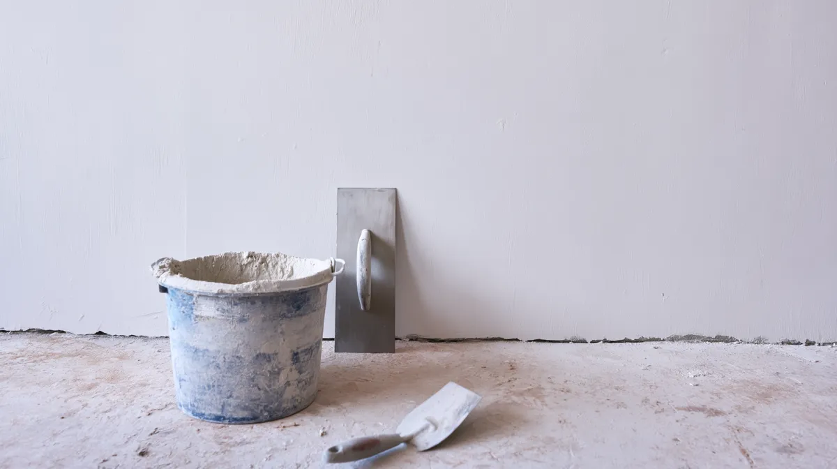 Stucgereedschap tegen een pas gestucte wand
