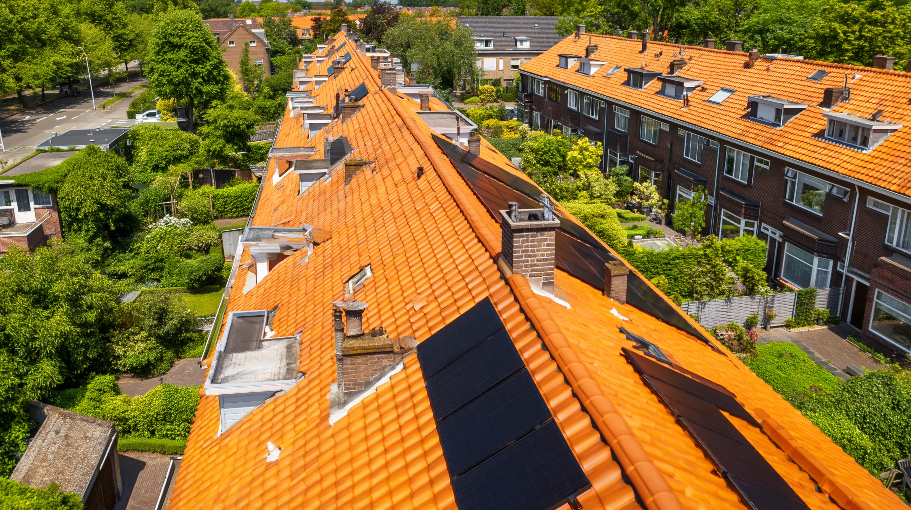 Rijtjeshuizen met zonnepanelen op het dak in een Nederlandse woonwijk