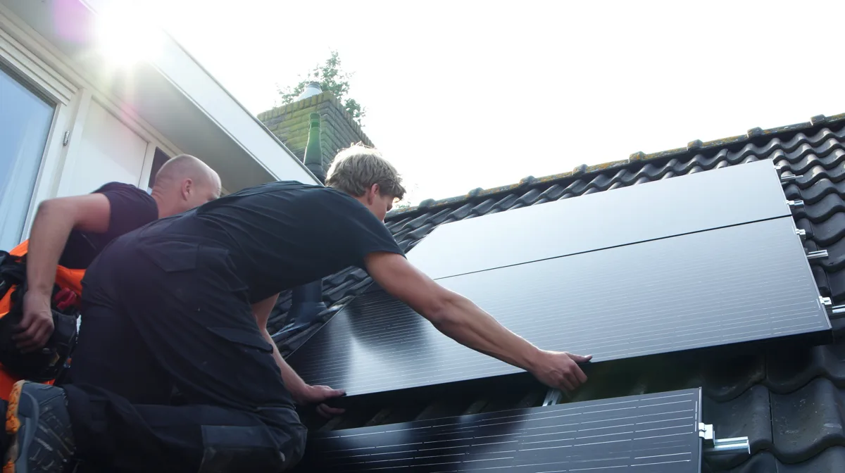 Monteurs installeren zonnepanelen op dak